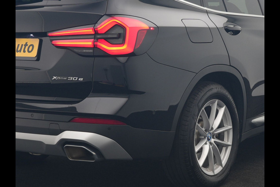 BMW X3 xDrive30e Advantage FACELIFT PHEV 293pk Dealer O.H. | Trekhaak Af Fabriek | Panodak | 360 Camera | Lederen Sportstoelen & Stuur Verwarmd | Apple Carplay | Navigatie | DAB | Virtual Cockpit | Plug In Hybrid |