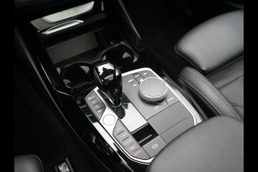 BMW X3 xDrive30e Advantage FACELIFT PHEV 293pk Dealer O.H. | Trekhaak Af Fabriek | Panodak | 360 Camera | Lederen Sportstoelen & Stuur Verwarmd | Apple Carplay | Navigatie | DAB | Virtual Cockpit | Plug In Hybrid |