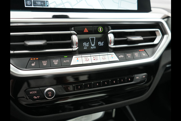 BMW X3 xDrive30e Advantage FACELIFT PHEV 293pk Dealer O.H. | Trekhaak Af Fabriek | Panodak | 360 Camera | Lederen Sportstoelen & Stuur Verwarmd | Apple Carplay | Navigatie | DAB | Virtual Cockpit | Plug In Hybrid |