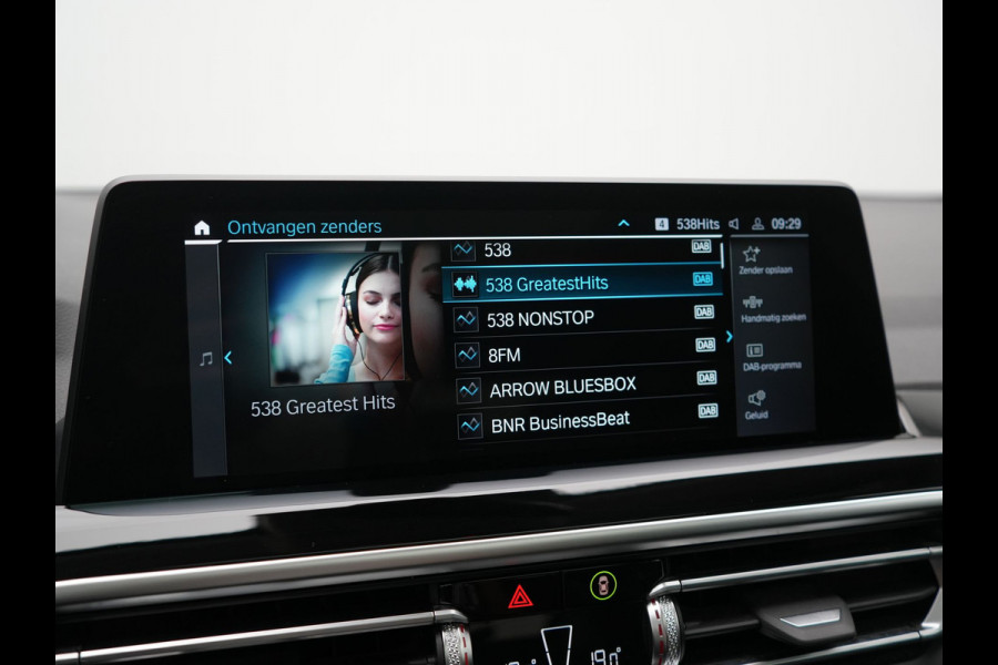 BMW X3 xDrive30e Advantage FACELIFT PHEV 293pk Dealer O.H. | Trekhaak Af Fabriek | Panodak | 360 Camera | Lederen Sportstoelen & Stuur Verwarmd | Apple Carplay | Navigatie | DAB | Virtual Cockpit | Plug In Hybrid |