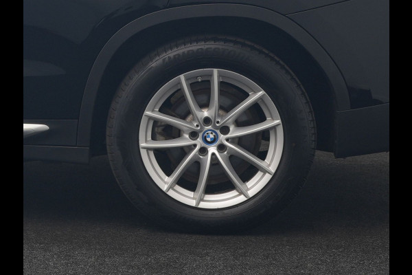 BMW X3 xDrive30e Advantage FACELIFT PHEV 293pk Dealer O.H. | Trekhaak Af Fabriek | Panodak | 360 Camera | Lederen Sportstoelen & Stuur Verwarmd | Apple Carplay | Navigatie | DAB | Virtual Cockpit | Plug In Hybrid |