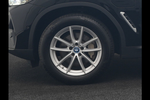 BMW X3 xDrive30e Advantage FACELIFT PHEV 293pk Dealer O.H. | Trekhaak Af Fabriek | Panodak | 360 Camera | Lederen Sportstoelen & Stuur Verwarmd | Apple Carplay | Navigatie | DAB | Virtual Cockpit | Plug In Hybrid |