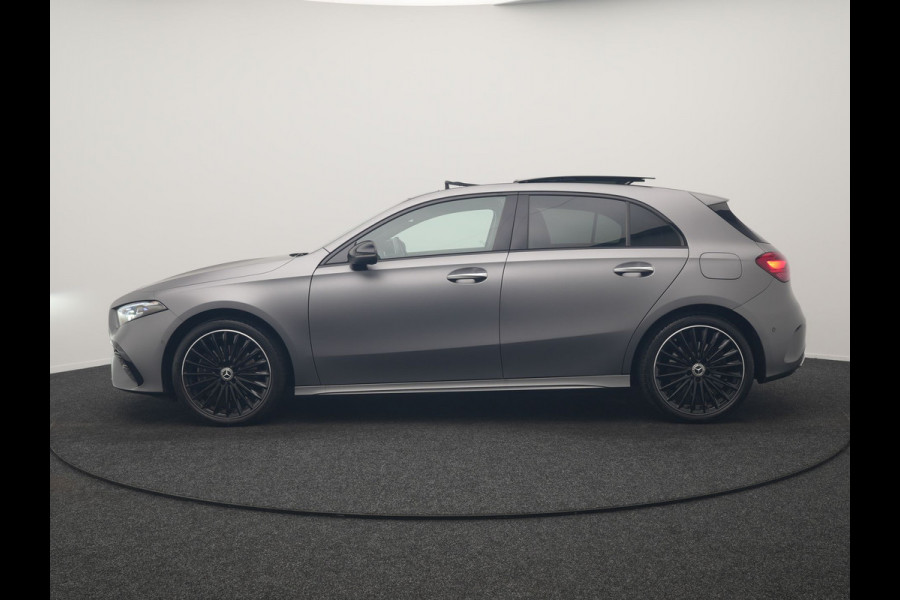 Mercedes-Benz A-Klasse 250 e AMG Line PHEV 218pk FACELIFT Dealer O.H. | Panodak | Multi Beam LED | Camera | Alcantara Sportstoelen Verwarmd | Keyless | Sfeerverlichting | Apple Carplay | Cruise Control | Navigatie | DAB | 19"L.M | Plug In Hybrid