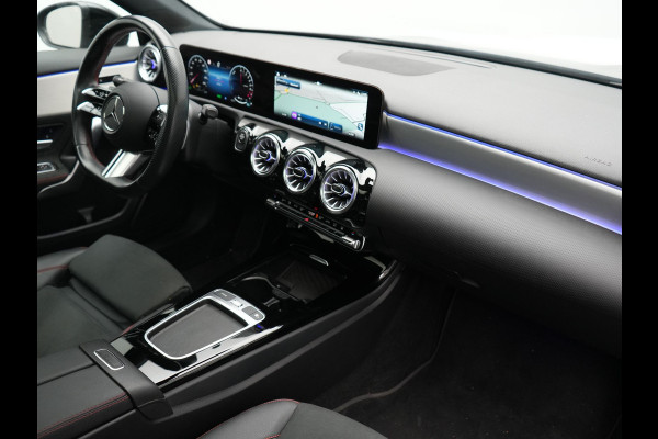 Mercedes-Benz A-Klasse 250 e AMG Line PHEV 218pk FACELIFT Dealer O.H. | Panodak | Multi Beam LED | Camera | Alcantara Sportstoelen Verwarmd | Keyless | Sfeerverlichting | Apple Carplay | Cruise Control | Navigatie | DAB | 19"L.M | Plug In Hybrid