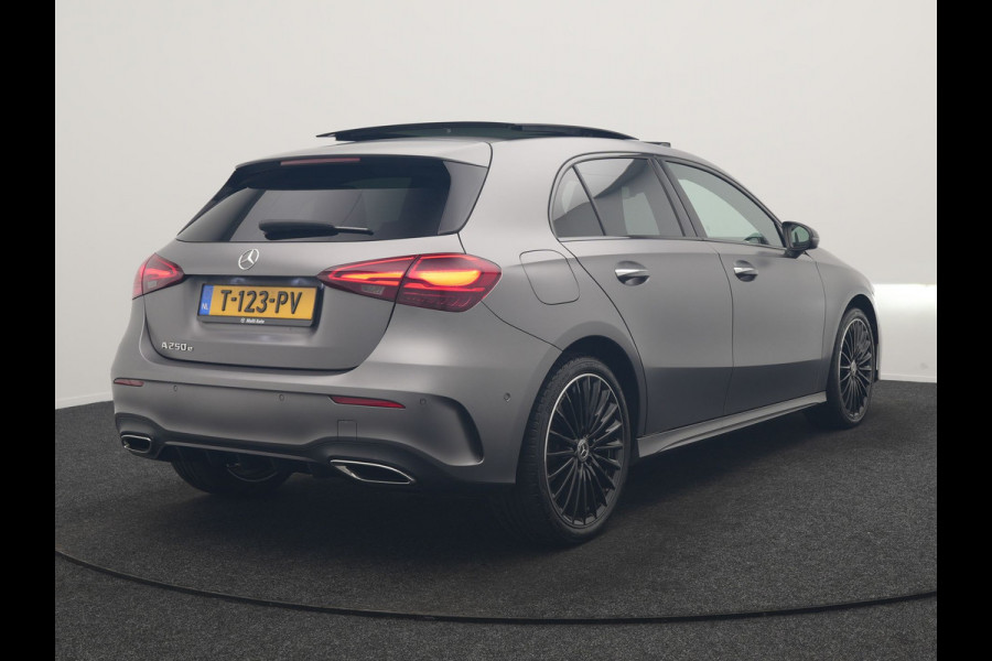 Mercedes-Benz A-Klasse 250 e AMG Line PHEV 218pk FACELIFT Dealer O.H. | Panodak | Multi Beam LED | Camera | Alcantara Sportstoelen Verwarmd | Keyless | Sfeerverlichting | Apple Carplay | Cruise Control | Navigatie | DAB | 19"L.M | Plug In Hybrid
