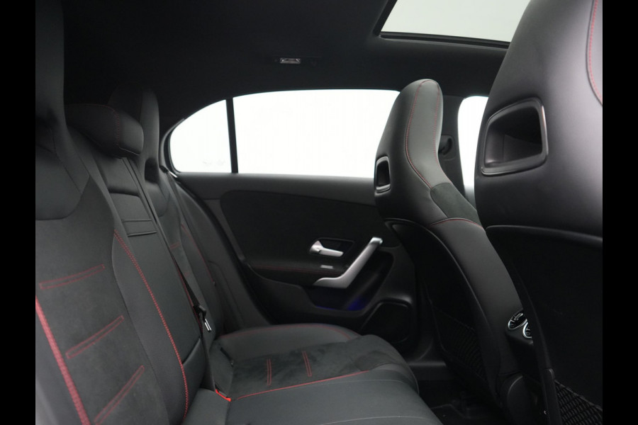 Mercedes-Benz A-Klasse 250 e AMG Line PHEV 218pk FACELIFT Dealer O.H. | Panodak | Multi Beam LED | Camera | Alcantara Sportstoelen Verwarmd | Keyless | Sfeerverlichting | Apple Carplay | Cruise Control | Navigatie | DAB | 19"L.M | Plug In Hybrid