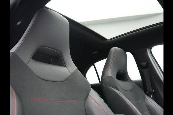 Mercedes-Benz A-Klasse 250 e AMG Line PHEV 218pk FACELIFT Dealer O.H. | Panodak | Multi Beam LED | Camera | Alcantara Sportstoelen Verwarmd | Keyless | Sfeerverlichting | Apple Carplay | Cruise Control | Navigatie | DAB | 19"L.M | Plug In Hybrid