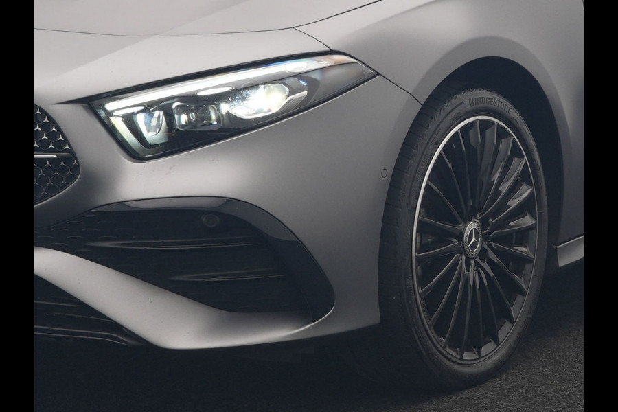 Mercedes-Benz A-Klasse 250 e AMG Line PHEV 218pk FACELIFT Dealer O.H. | Panodak | Multi Beam LED | Camera | Alcantara Sportstoelen Verwarmd | Keyless | Sfeerverlichting | Apple Carplay | Cruise Control | Navigatie | DAB | 19"L.M | Plug In Hybrid