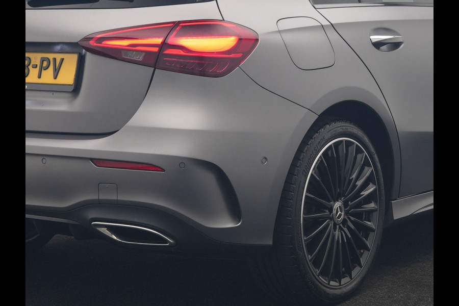 Mercedes-Benz A-Klasse 250 e AMG Line PHEV 218pk FACELIFT Dealer O.H. | Panodak | Multi Beam LED | Camera | Alcantara Sportstoelen Verwarmd | Keyless | Sfeerverlichting | Apple Carplay | Cruise Control | Navigatie | DAB | 19"L.M | Plug In Hybrid