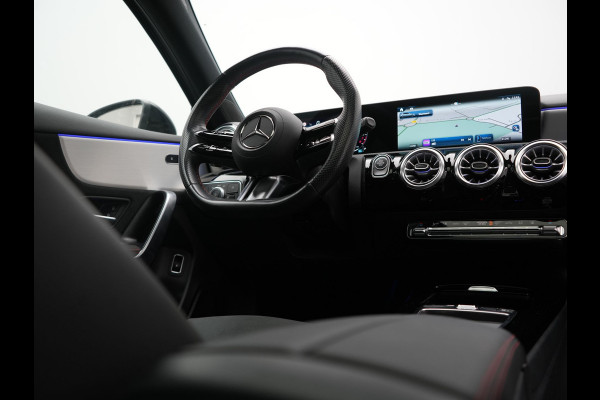 Mercedes-Benz A-Klasse 250 e AMG Line PHEV 218pk FACELIFT Dealer O.H. | Panodak | Multi Beam LED | Camera | Alcantara Sportstoelen Verwarmd | Keyless | Sfeerverlichting | Apple Carplay | Cruise Control | Navigatie | DAB | 19"L.M | Plug In Hybrid