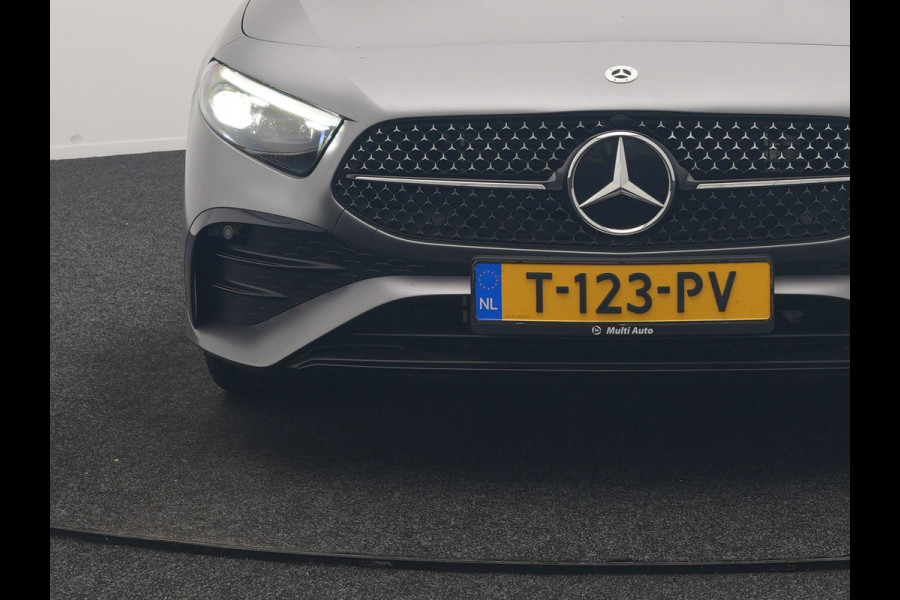 Mercedes-Benz A-Klasse 250 e AMG Line PHEV 218pk FACELIFT Dealer O.H. | Panodak | Multi Beam LED | Camera | Alcantara Sportstoelen Verwarmd | Keyless | Sfeerverlichting | Apple Carplay | Cruise Control | Navigatie | DAB | 19"L.M | Plug In Hybrid