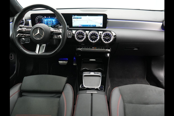 Mercedes-Benz A-Klasse 250 e AMG Line PHEV 218pk FACELIFT Dealer O.H. | Panodak | Multi Beam LED | Camera | Alcantara Sportstoelen Verwarmd | Keyless | Sfeerverlichting | Apple Carplay | Cruise Control | Navigatie | DAB | 19"L.M | Plug In Hybrid