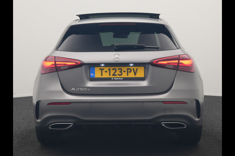 Mercedes-Benz A-Klasse 250 e AMG Line PHEV 218pk FACELIFT Dealer O.H. | Panodak | Multi Beam LED | Camera | Alcantara Sportstoelen Verwarmd | Keyless | Sfeerverlichting | Apple Carplay | Cruise Control | Navigatie | DAB | 19"L.M | Plug In Hybrid