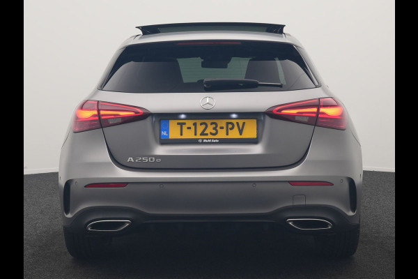 Mercedes-Benz A-Klasse 250 e AMG Line PHEV 218pk FACELIFT Dealer O.H. | Panodak | Multi Beam LED | Camera | Alcantara Sportstoelen Verwarmd | Keyless | Sfeerverlichting | Apple Carplay | Cruise Control | Navigatie | DAB | 19"L.M | Plug In Hybrid