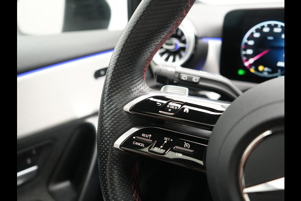 Mercedes-Benz A-Klasse 250 e AMG Line PHEV 218pk FACELIFT Dealer O.H. | Panodak | Multi Beam LED | Camera | Alcantara Sportstoelen Verwarmd | Keyless | Sfeerverlichting | Apple Carplay | Cruise Control | Navigatie | DAB | 19"L.M | Plug In Hybrid