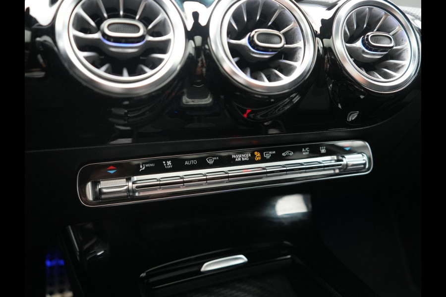 Mercedes-Benz A-Klasse 250 e AMG Line PHEV 218pk FACELIFT Dealer O.H. | Panodak | Multi Beam LED | Camera | Alcantara Sportstoelen Verwarmd | Keyless | Sfeerverlichting | Apple Carplay | Cruise Control | Navigatie | DAB | 19"L.M | Plug In Hybrid