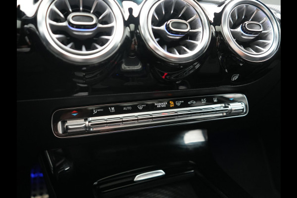 Mercedes-Benz A-Klasse 250 e AMG Line PHEV 218pk FACELIFT Dealer O.H. | Panodak | Multi Beam LED | Camera | Alcantara Sportstoelen Verwarmd | Keyless | Sfeerverlichting | Apple Carplay | Cruise Control | Navigatie | DAB | 19"L.M | Plug In Hybrid