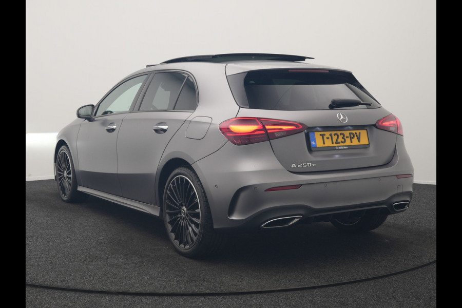 Mercedes-Benz A-Klasse 250 e AMG Line PHEV 218pk FACELIFT Dealer O.H. | Panodak | Multi Beam LED | Camera | Alcantara Sportstoelen Verwarmd | Keyless | Sfeerverlichting | Apple Carplay | Cruise Control | Navigatie | DAB | 19"L.M | Plug In Hybrid