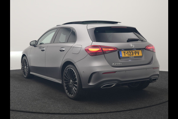 Mercedes-Benz A-Klasse 250 e AMG Line PHEV 218pk FACELIFT Dealer O.H. | Panodak | Multi Beam LED | Camera | Alcantara Sportstoelen Verwarmd | Keyless | Sfeerverlichting | Apple Carplay | Cruise Control | Navigatie | DAB | 19"L.M | Plug In Hybrid