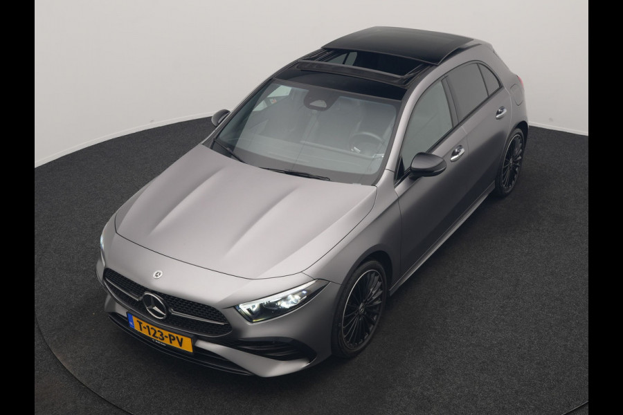 Mercedes-Benz A-Klasse 250 e AMG Line PHEV 218pk FACELIFT Dealer O.H. | Panodak | Multi Beam LED | Camera | Alcantara Sportstoelen Verwarmd | Keyless | Sfeerverlichting | Apple Carplay | Cruise Control | Navigatie | DAB | 19"L.M | Plug In Hybrid