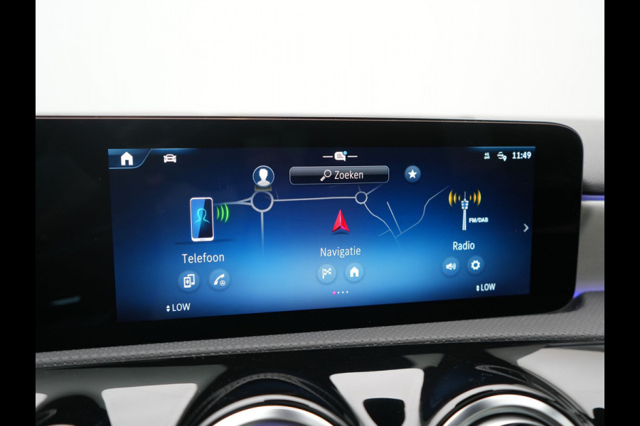 Mercedes-Benz A-Klasse 250 e AMG Line PHEV 218pk FACELIFT Dealer O.H. | Panodak | Multi Beam LED | Camera | Alcantara Sportstoelen Verwarmd | Keyless | Sfeerverlichting | Apple Carplay | Cruise Control | Navigatie | DAB | 19"L.M | Plug In Hybrid