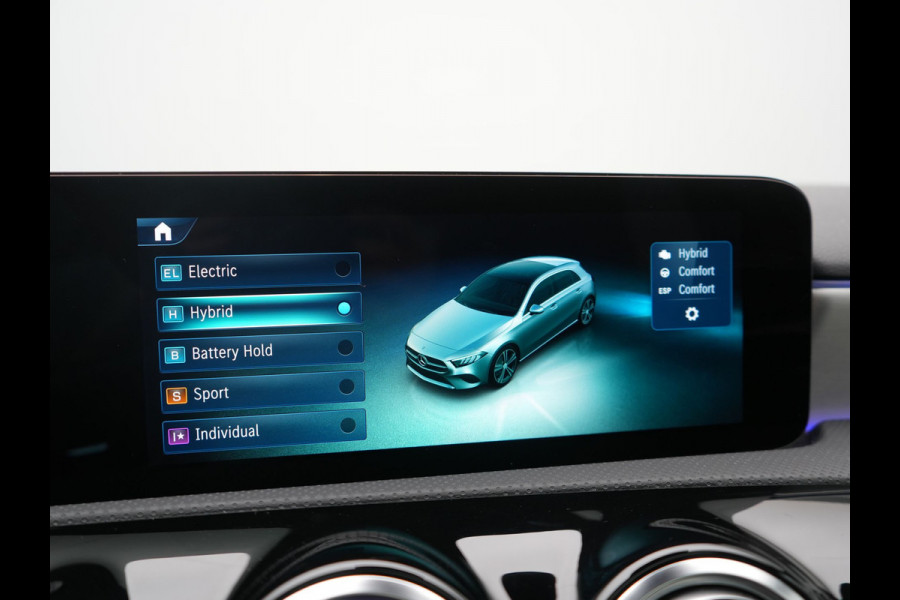 Mercedes-Benz A-Klasse 250 e AMG Line PHEV 218pk FACELIFT Dealer O.H. | Panodak | Multi Beam LED | Camera | Alcantara Sportstoelen Verwarmd | Keyless | Sfeerverlichting | Apple Carplay | Cruise Control | Navigatie | DAB | 19"L.M | Plug In Hybrid