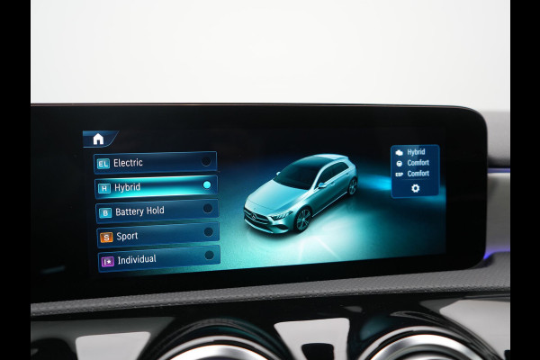 Mercedes-Benz A-Klasse 250 e AMG Line PHEV 218pk FACELIFT Dealer O.H. | Panodak | Multi Beam LED | Camera | Alcantara Sportstoelen Verwarmd | Keyless | Sfeerverlichting | Apple Carplay | Cruise Control | Navigatie | DAB | 19"L.M | Plug In Hybrid