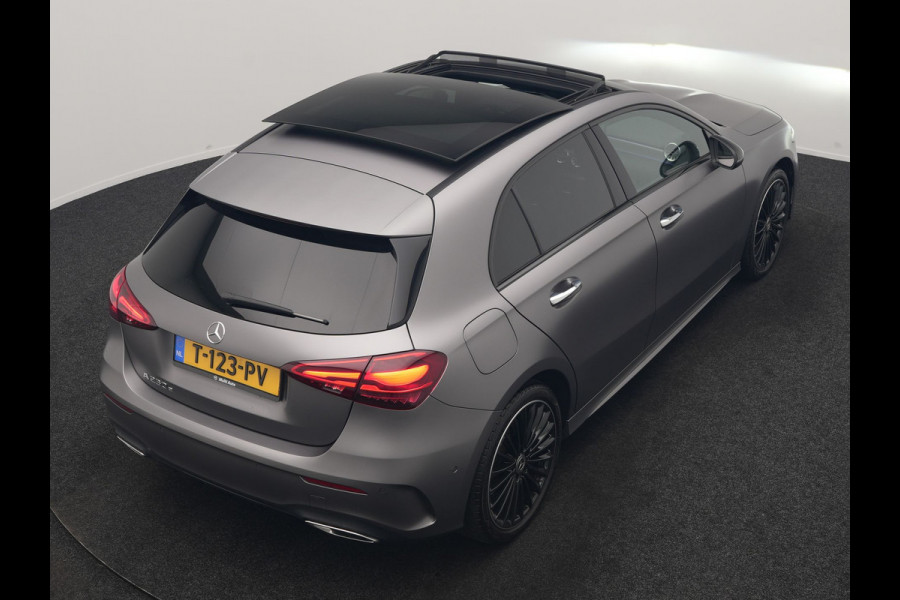Mercedes-Benz A-Klasse 250 e AMG Line PHEV 218pk FACELIFT Dealer O.H. | Panodak | Multi Beam LED | Camera | Alcantara Sportstoelen Verwarmd | Keyless | Sfeerverlichting | Apple Carplay | Cruise Control | Navigatie | DAB | 19"L.M | Plug In Hybrid