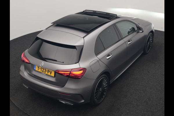 Mercedes-Benz A-Klasse 250 e AMG Line PHEV 218pk FACELIFT Dealer O.H. | Panodak | Multi Beam LED | Camera | Alcantara Sportstoelen Verwarmd | Keyless | Sfeerverlichting | Apple Carplay | Cruise Control | Navigatie | DAB | 19"L.M | Plug In Hybrid