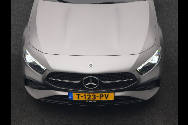 Mercedes-Benz A-Klasse 250 e AMG Line PHEV 218pk FACELIFT Dealer O.H. | Panodak | Multi Beam LED | Camera | Alcantara Sportstoelen Verwarmd | Keyless | Sfeerverlichting | Apple Carplay | Cruise Control | Navigatie | DAB | 19"L.M | Plug In Hybrid