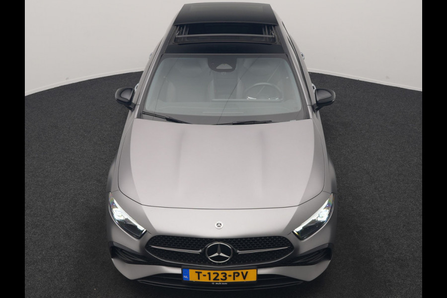 Mercedes-Benz A-Klasse 250 e AMG Line PHEV 218pk FACELIFT Dealer O.H. | Panodak | Multi Beam LED | Camera | Alcantara Sportstoelen Verwarmd | Keyless | Sfeerverlichting | Apple Carplay | Cruise Control | Navigatie | DAB | 19"L.M | Plug In Hybrid