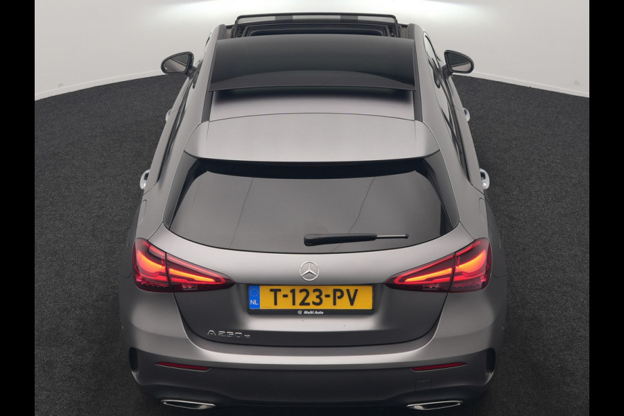 Mercedes-Benz A-Klasse 250 e AMG Line PHEV 218pk FACELIFT Dealer O.H. | Panodak | Multi Beam LED | Camera | Alcantara Sportstoelen Verwarmd | Keyless | Sfeerverlichting | Apple Carplay | Cruise Control | Navigatie | DAB | 19"L.M | Plug In Hybrid