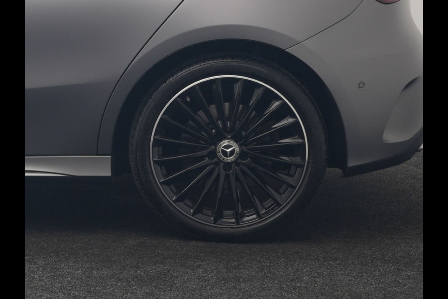 Mercedes-Benz A-Klasse 250 e AMG Line PHEV 218pk FACELIFT Dealer O.H. | Panodak | Multi Beam LED | Camera | Alcantara Sportstoelen Verwarmd | Keyless | Sfeerverlichting | Apple Carplay | Cruise Control | Navigatie | DAB | 19"L.M | Plug In Hybrid