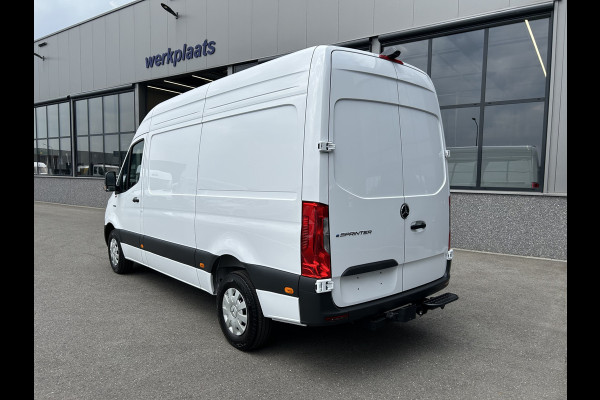 Mercedes-Benz eSprinter 320 L2 H2 Pro 81kWh / Snel laden 115Kw / Trekhaak / MBUX / Navigatie / Camera / Cruise control / Airco / 270 Graden achterdeuren .