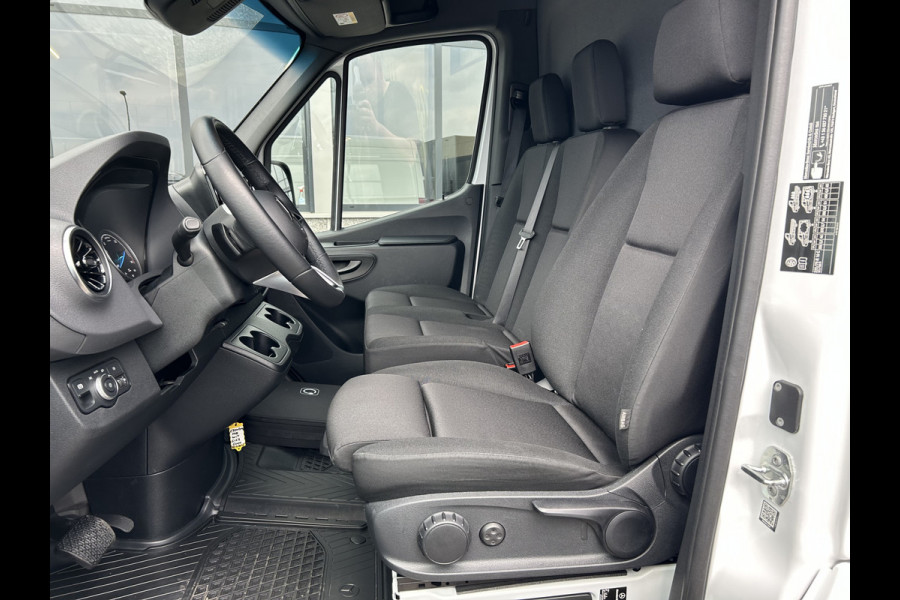 Mercedes-Benz eSprinter 320 L2 H2 Pro 81kWh / Snel laden 115Kw / Trekhaak / MBUX / Navigatie / Camera / Cruise control / Airco / 270 Graden achterdeuren .