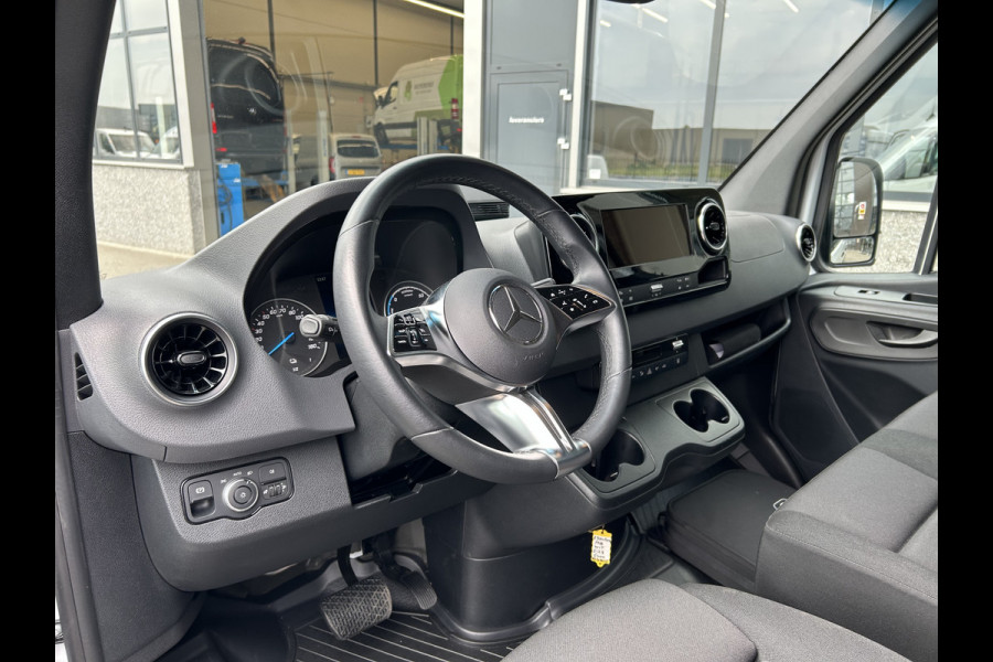 Mercedes-Benz eSprinter 320 L2 H2 Pro 81kWh / Snel laden 115Kw / Trekhaak / MBUX / Navigatie / Camera / Cruise control / Airco / 270 Graden achterdeuren .