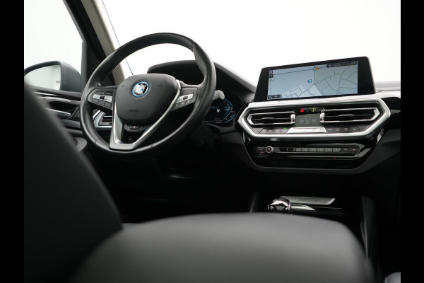 BMW X3 xDrive30e Advantage FACELIFT PHEV 293pk Dealer O.H. | Trekhaak Af Fabriek | Panodak | 360 Camera | Lederen Sportstoelen & Stuur Verwarmd | Apple Carplay | Navigatie | DAB | Virtual Cockpit | Plug In Hybrid |