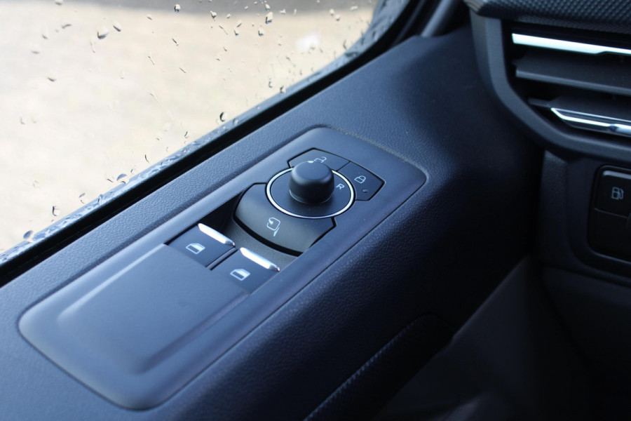Ford Transit Custom 320 2.5 PHEV L2H1 Grey Platinum DC | Dubbele Cabine | Rijklaar | Dubbele zijschuifdeur | Dual-zone automatische airconditioning | Privacy glass | Groot middenconsole | Trekhaakvoorbereiding | Centrale dubbele vergrendeling | Driver Assistent Pack Ultimate | Verwarmbaar stuurwiel | 2 AGM accus | PHEV 1-fase oplaadkabel 10m | Vehicle Integration System
