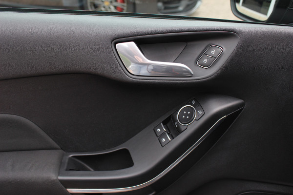 Ford Fiesta 1.0 EcoBoost ST-Line / Navigatie / Parkeerhulp achter / 17'' / Stoelverwarming / Cruise Control