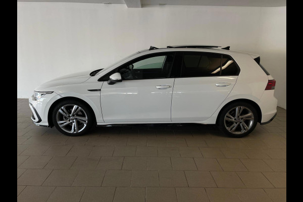 Volkswagen Golf 1.5 eTSI R-Line Business+ AUTOMAAT AIRCO PANO NAVI CRUISE STOELVERW APPLE CARPLAY PDC CAMERA TREKHAAK NIEUWSTAAT