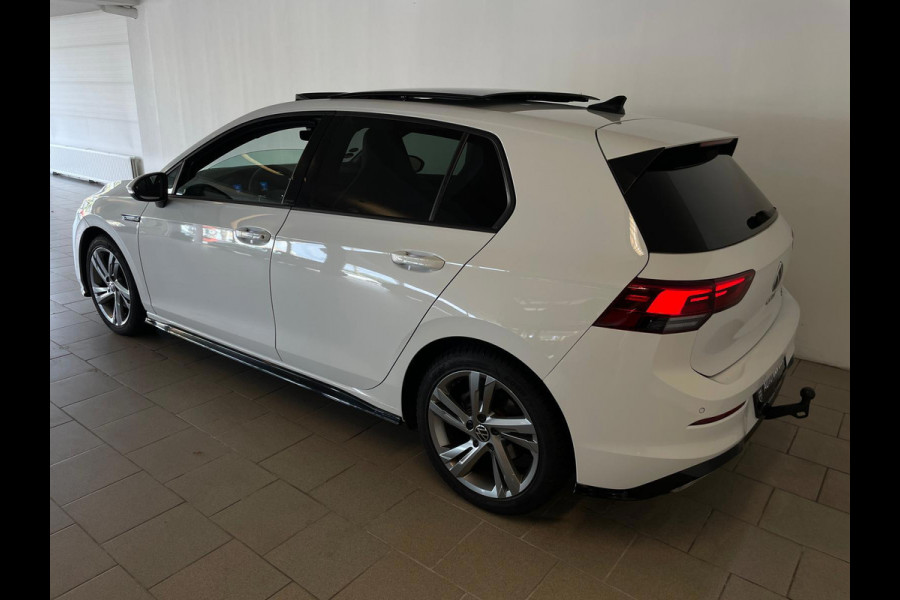 Volkswagen Golf 1.5 eTSI R-Line Business+ AUTOMAAT AIRCO PANO NAVI CRUISE STOELVERW APPLE CARPLAY PDC CAMERA TREKHAAK NIEUWSTAAT