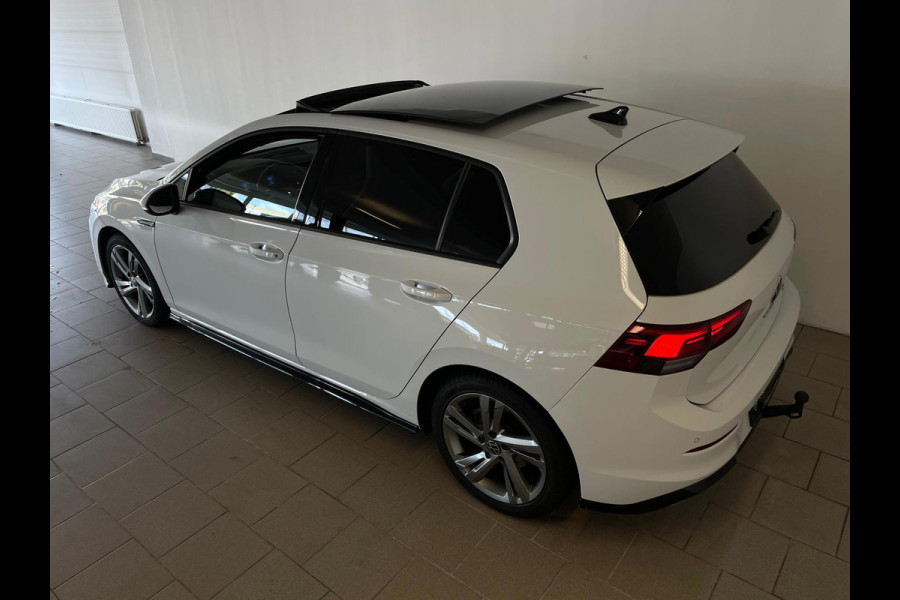 Volkswagen Golf 1.5 eTSI R-Line Business+ AUTOMAAT AIRCO PANO NAVI CRUISE STOELVERW APPLE CARPLAY PDC CAMERA TREKHAAK NIEUWSTAAT