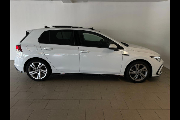 Volkswagen Golf 1.5 eTSI R-Line Business+ AUTOMAAT AIRCO PANO NAVI CRUISE STOELVERW APPLE CARPLAY PDC CAMERA TREKHAAK NIEUWSTAAT