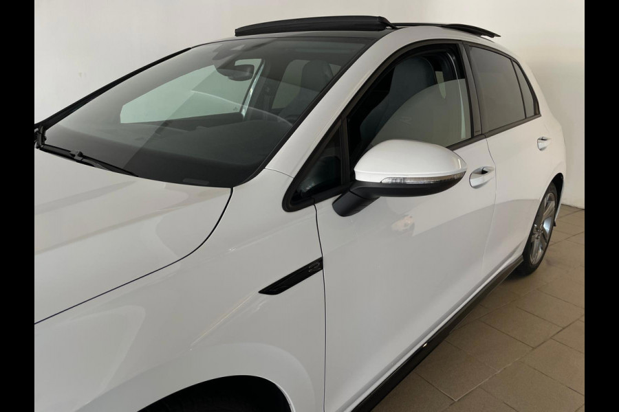 Volkswagen Golf 1.5 eTSI R-Line Business+ AUTOMAAT AIRCO PANO NAVI CRUISE STOELVERW APPLE CARPLAY PDC CAMERA TREKHAAK NIEUWSTAAT