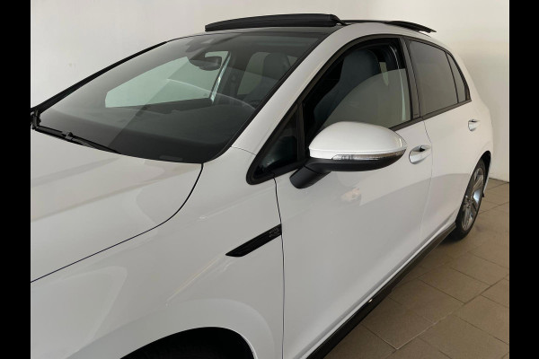 Volkswagen Golf 1.5 eTSI R-Line Business+ AUTOMAAT AIRCO PANO NAVI CRUISE STOELVERW APPLE CARPLAY PDC CAMERA TREKHAAK NIEUWSTAAT
