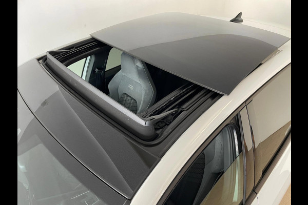 Volkswagen Golf 1.5 eTSI R-Line Business+ AUTOMAAT AIRCO PANO NAVI CRUISE STOELVERW APPLE CARPLAY PDC CAMERA TREKHAAK NIEUWSTAAT