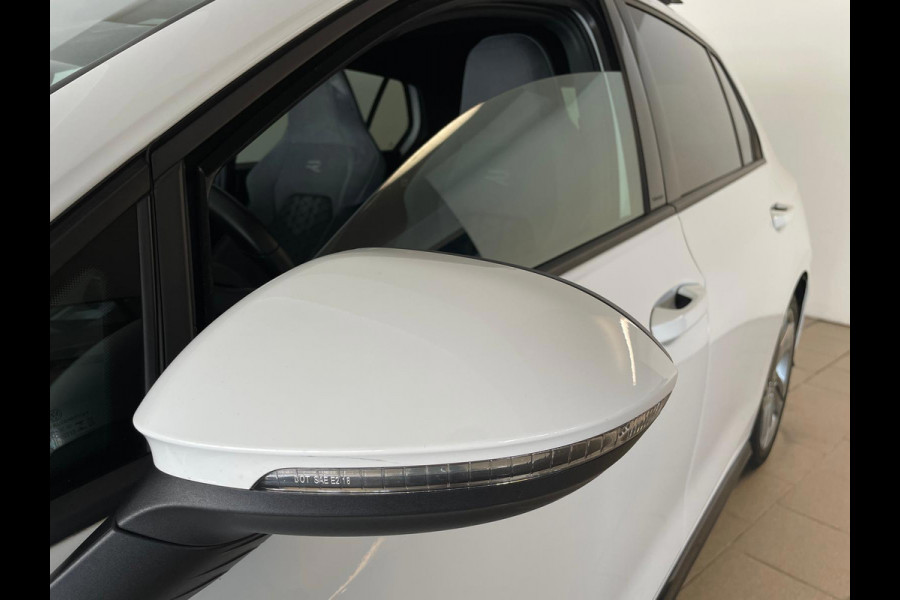 Volkswagen Golf 1.5 eTSI R-Line Business+ AUTOMAAT AIRCO PANO NAVI CRUISE STOELVERW APPLE CARPLAY PDC CAMERA TREKHAAK NIEUWSTAAT