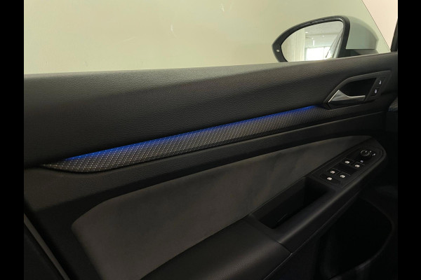Volkswagen Golf 1.5 eTSI R-Line Business+ AUTOMAAT AIRCO PANO NAVI CRUISE STOELVERW APPLE CARPLAY PDC CAMERA TREKHAAK NIEUWSTAAT