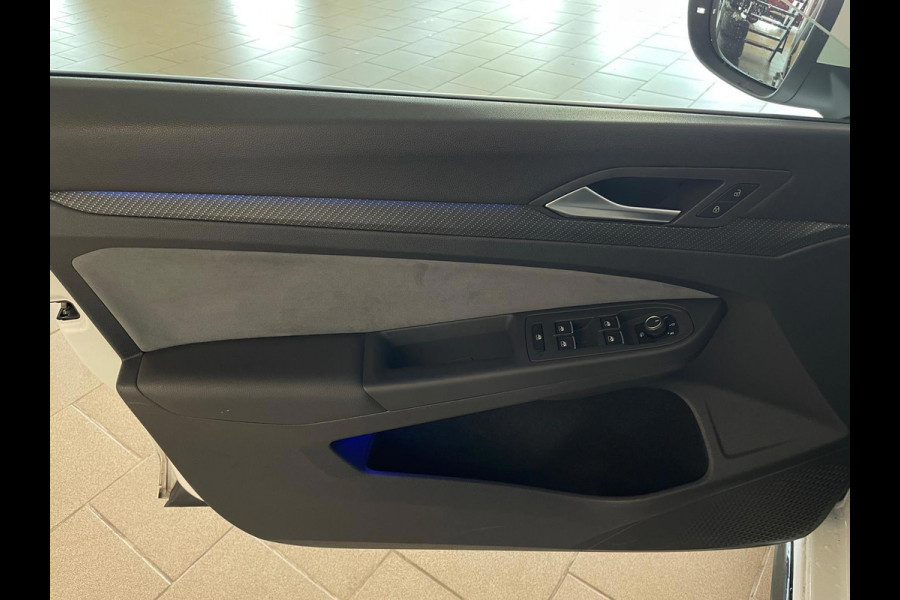 Volkswagen Golf 1.5 eTSI R-Line Business+ AUTOMAAT AIRCO PANO NAVI CRUISE STOELVERW APPLE CARPLAY PDC CAMERA TREKHAAK NIEUWSTAAT