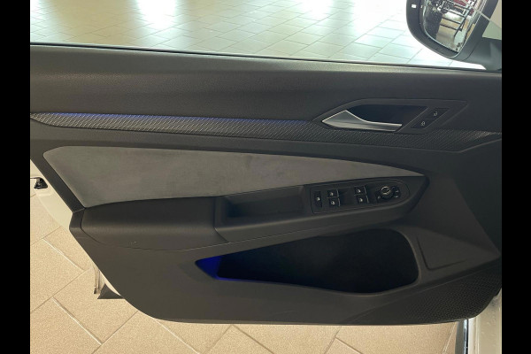Volkswagen Golf 1.5 eTSI R-Line Business+ AUTOMAAT AIRCO PANO NAVI CRUISE STOELVERW APPLE CARPLAY PDC CAMERA TREKHAAK NIEUWSTAAT